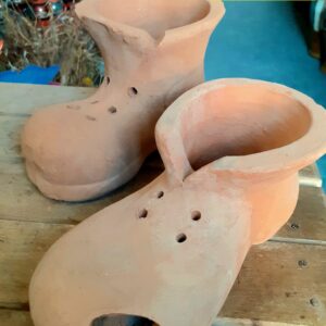 ZAPATOS ALFARERIA RUSTICA 20 CM