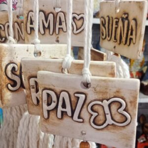 COLGANTE DE CERAMICA CON BORLA